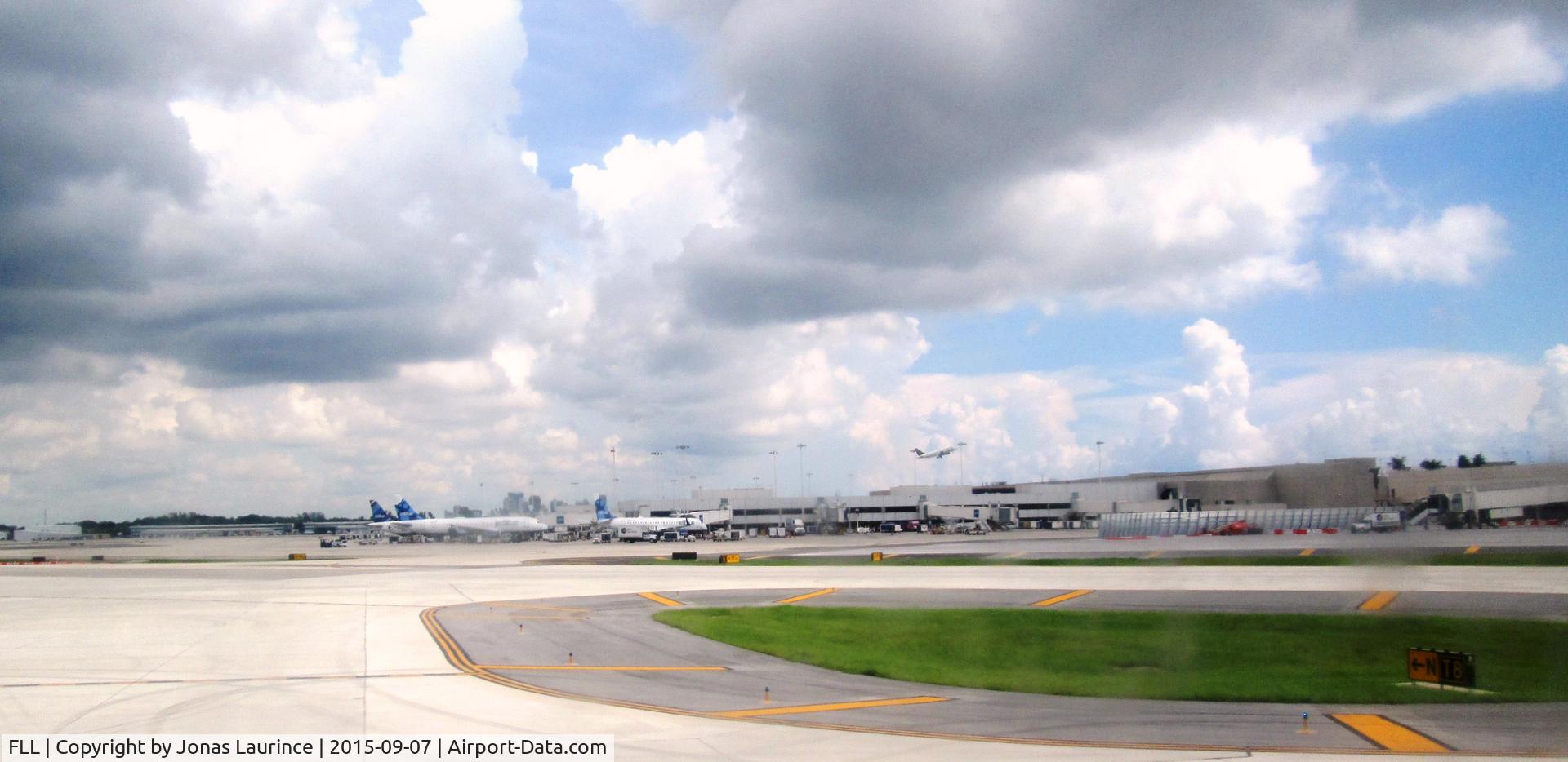 Fort Lauderdale/hollywood International Airport (FLL) - View of the International Airport of Fort Lauderdale, seen from the aircraft American Airlines