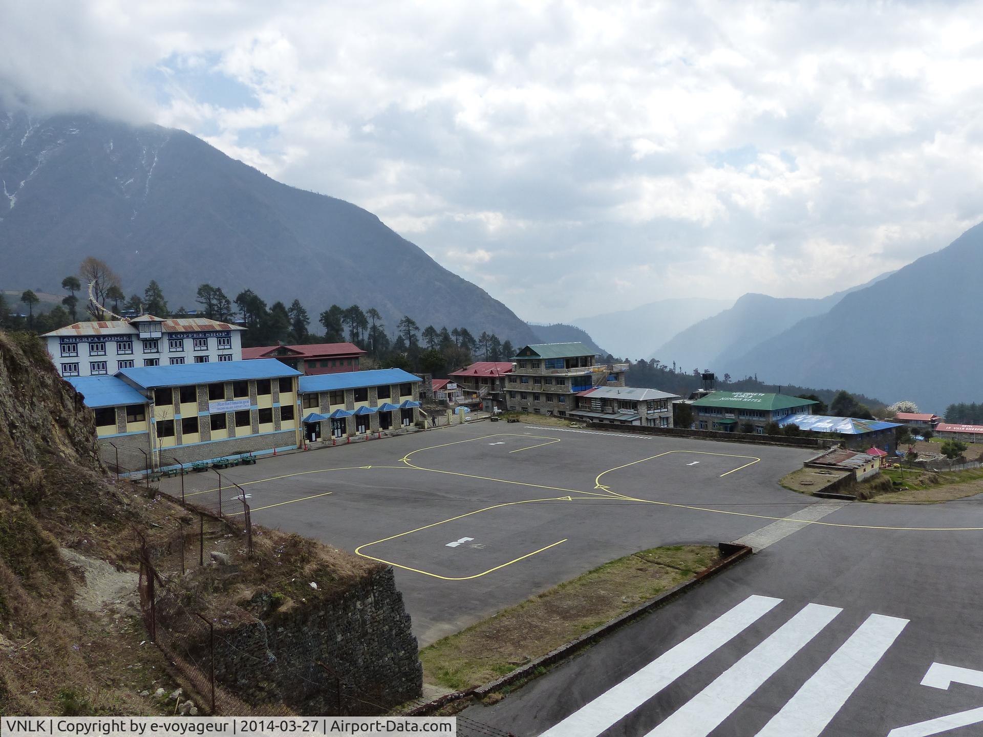 Lukla Airport, Lukla Nepal (VNLK) - Tensing-Hillary Airport : 1 piste 500 m, 12 % dénivelé