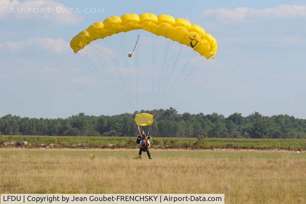 Lesparre Saint-Laurent Médoc Airport, Lesparre-Médoc France (LFDU) - PARA 140