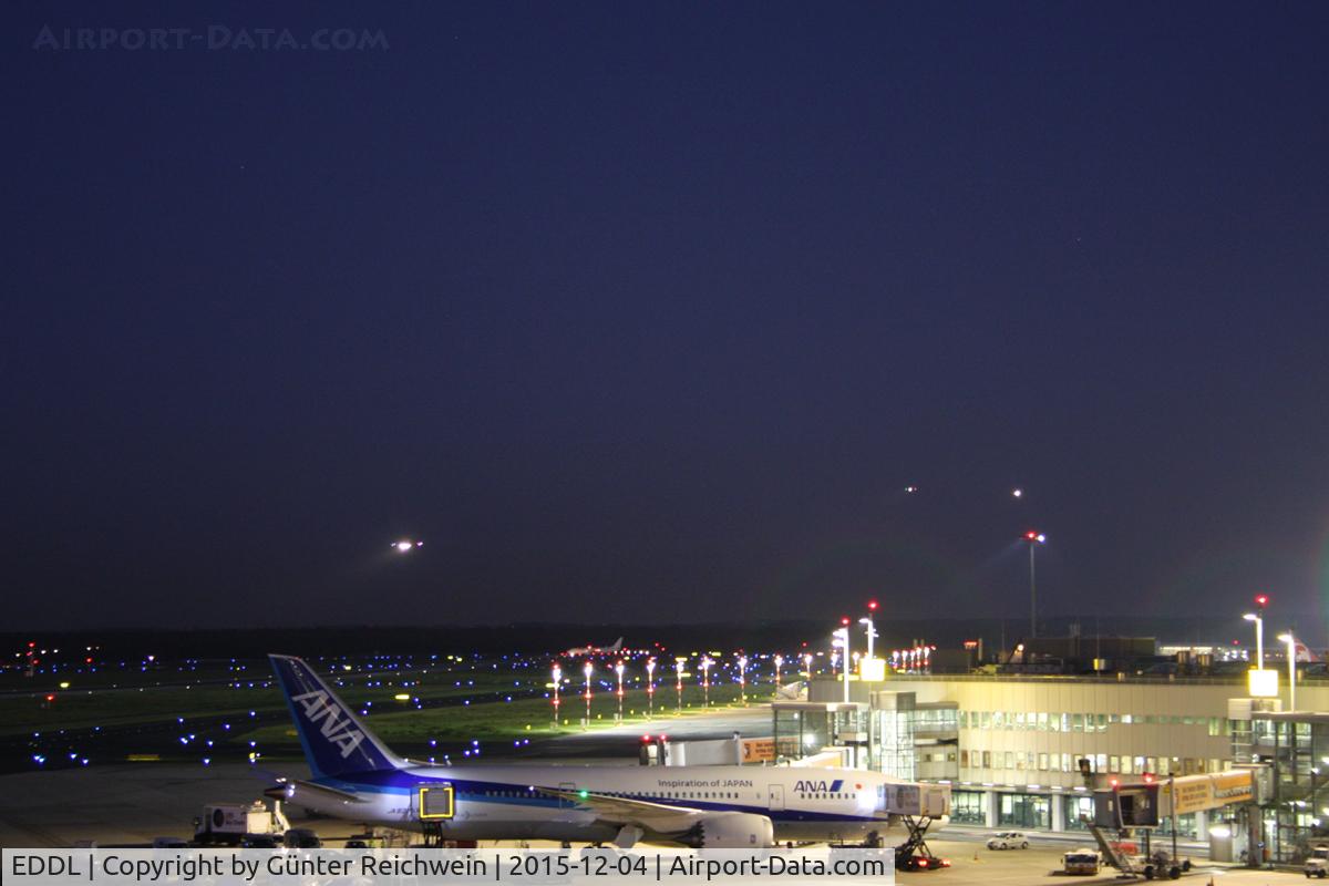 Düsseldorf International Airport, Düsseldorf Germany (EDDL) - Night view from visitors' gallery 