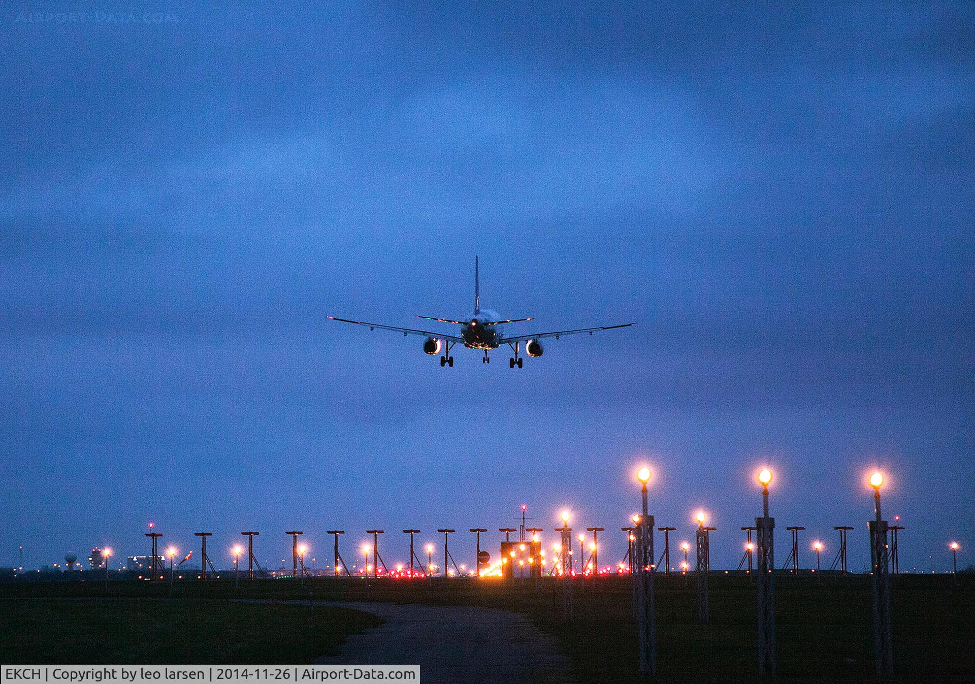 Copenhagen Airport, Kastrup near Copenhagen Denmark (EKCH) - Copenhagen Kastrup RWY-04L
26.11.14