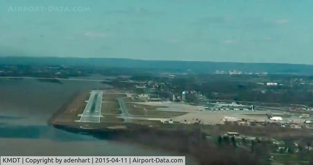 Harrisburg International Airport (MDT) - N64023 on final approach to KMDT
