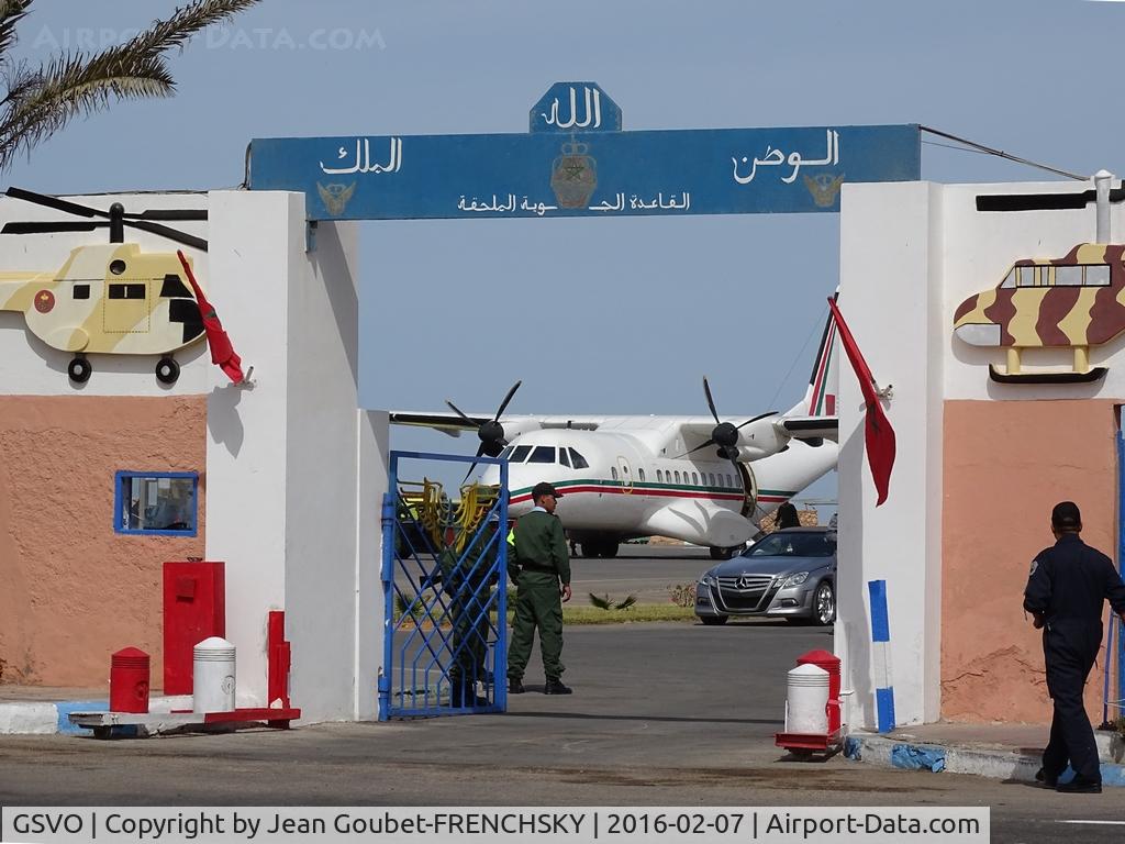 Dakhla Airport, Dakhla (Villa Cisneros) (see GMMH) Western Sahara (GSVO) - zone militaire, arrivée Mercedes royale.