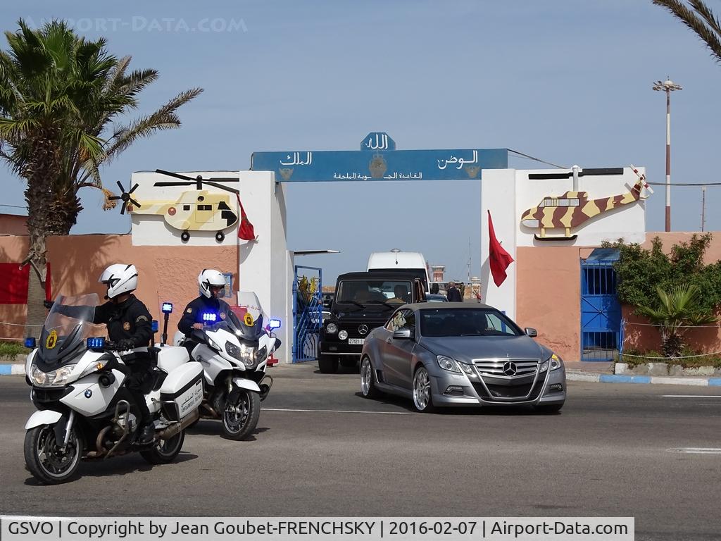 Dakhla Airport, Dakhla (Villa Cisneros) (see GMMH) Western Sahara (GSVO) - zone militaire, arrivée Mercedes royale.