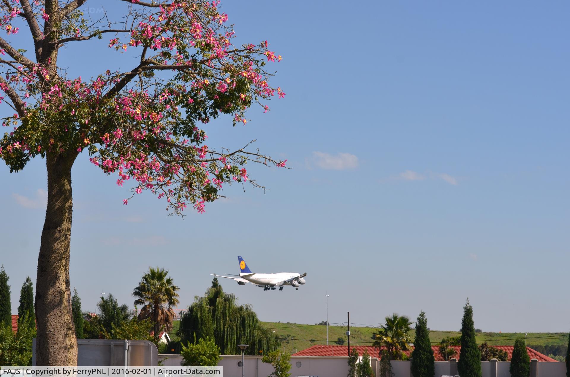 OR Tambo International Airport, Johannesburg South Africa (FAJS) - Lufthansa B748 ariving in JNB seen from the Birchwood Hotel in Boksburg.