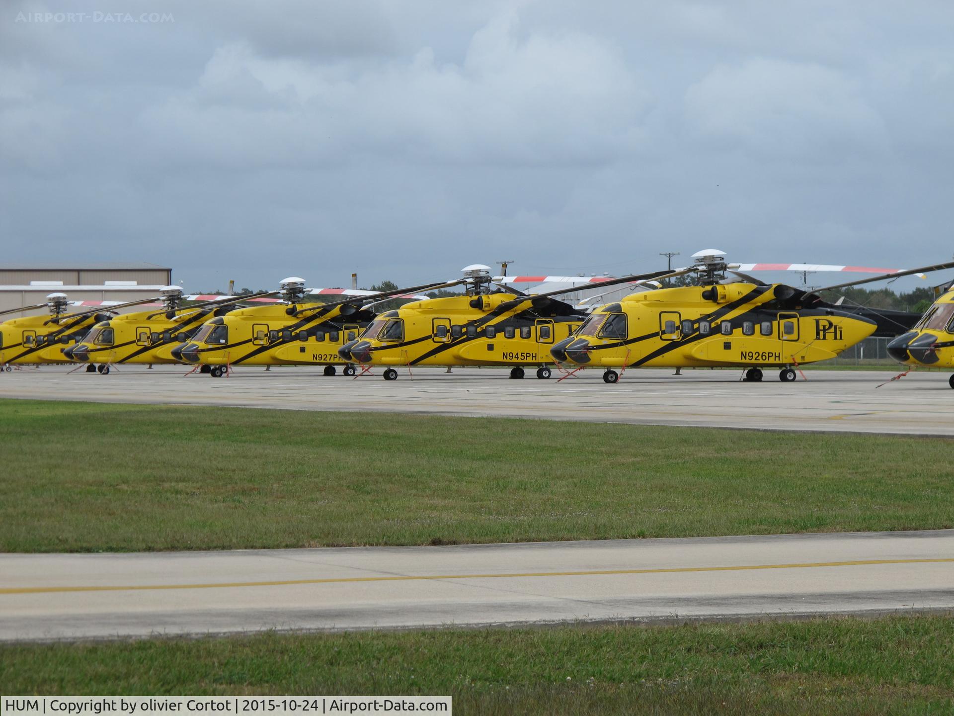 Houma-terrebonne Airport (HUM) - many, many helicopters thhere