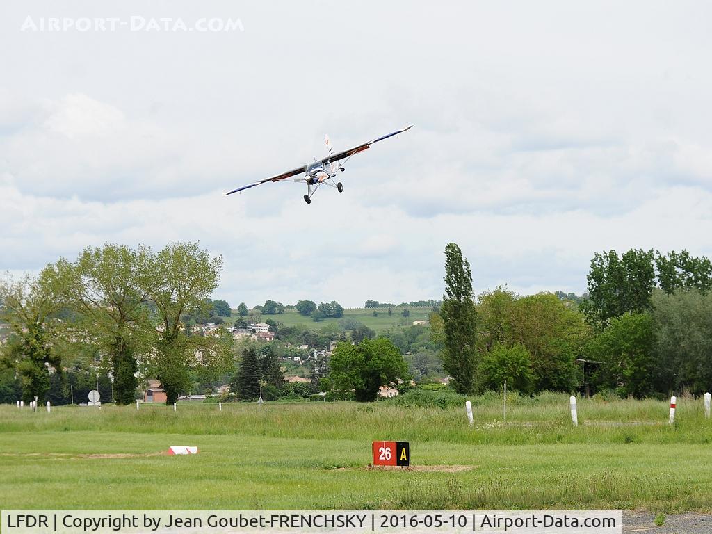 La Réole Floudes Airport, La Réole France (LFDR) - Space Drooping Pilatus landing