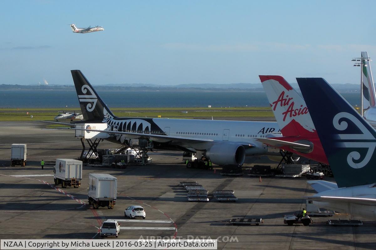 Auckland International Airport, Auckland New Zealand (NZAA) - Busy evening traffic