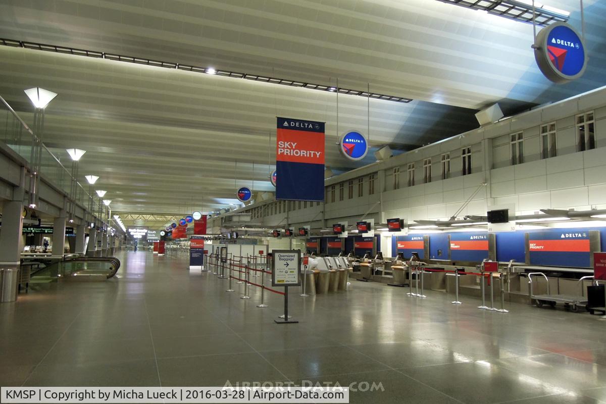 Minneapolis-st Paul Intl/wold-chamberlain Airport (MSP) - Midnight arrival, and the terminal is deserted