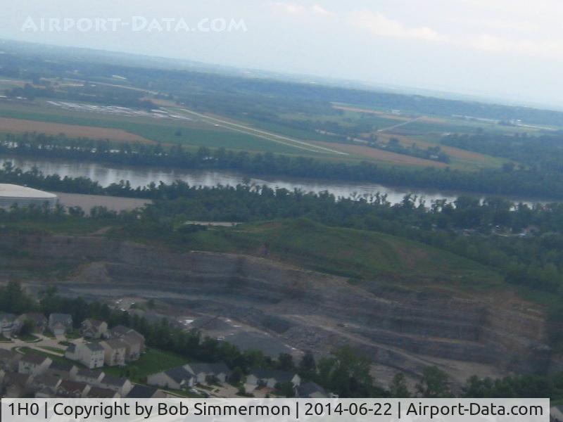 Creve Coeur Airport (1H0) - Approaching from the north.