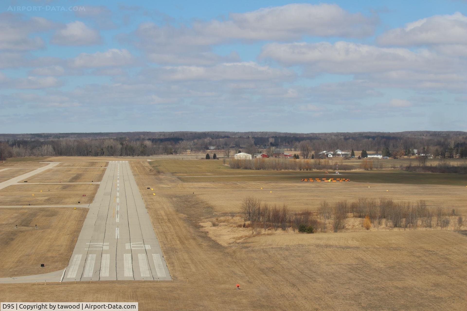 Dupont-lapeer Airport (D95) - Short final to runway 36 at Dupont Lapeer