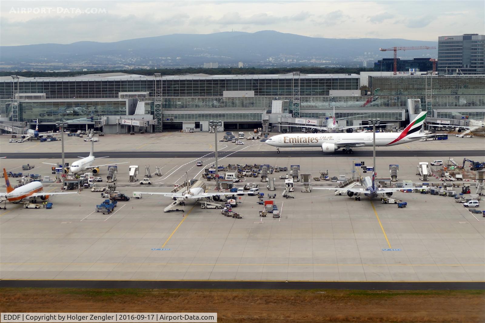 Frankfurt International Airport, Frankfurt am Main Germany (EDDF) - While floating down to rwy 25C a crowded apron invites for a pic....