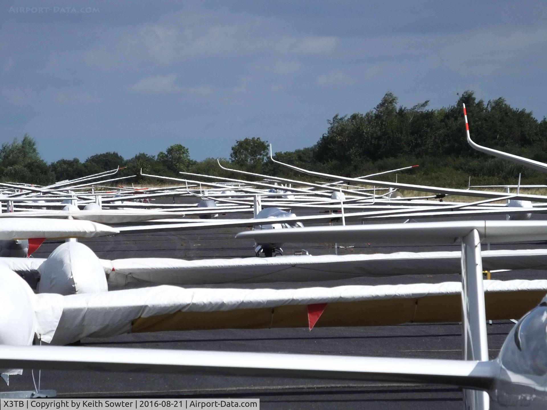 X3TB Airport - Launch grid of a glider Competition at Tibenham