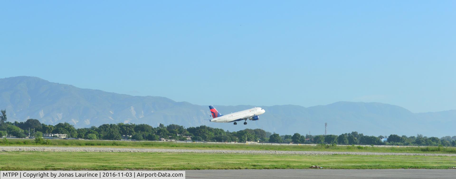 Port-au-Prince International Airport (Toussaint Louverture Int'l), Port-au-Prince Haiti (MTPP) - Aircraft Delta Airlines taking off at the PAP Airport, destination Atlanta Airport 