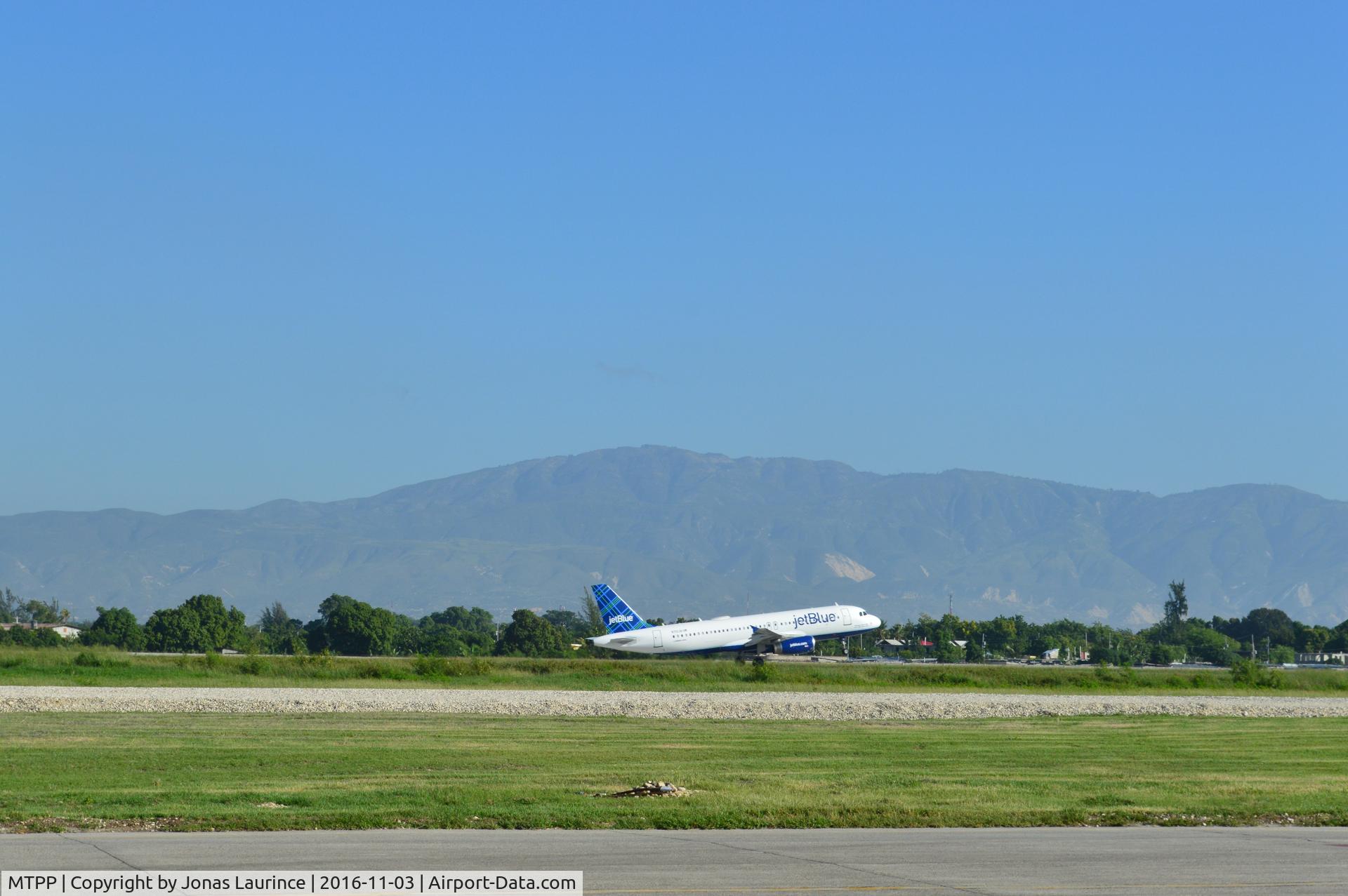 Port-au-Prince International Airport (Toussaint Louverture Int'l), Port-au-Prince Haiti (MTPP) - JetBlue Aircraft take off, destination Fort Lauderdale