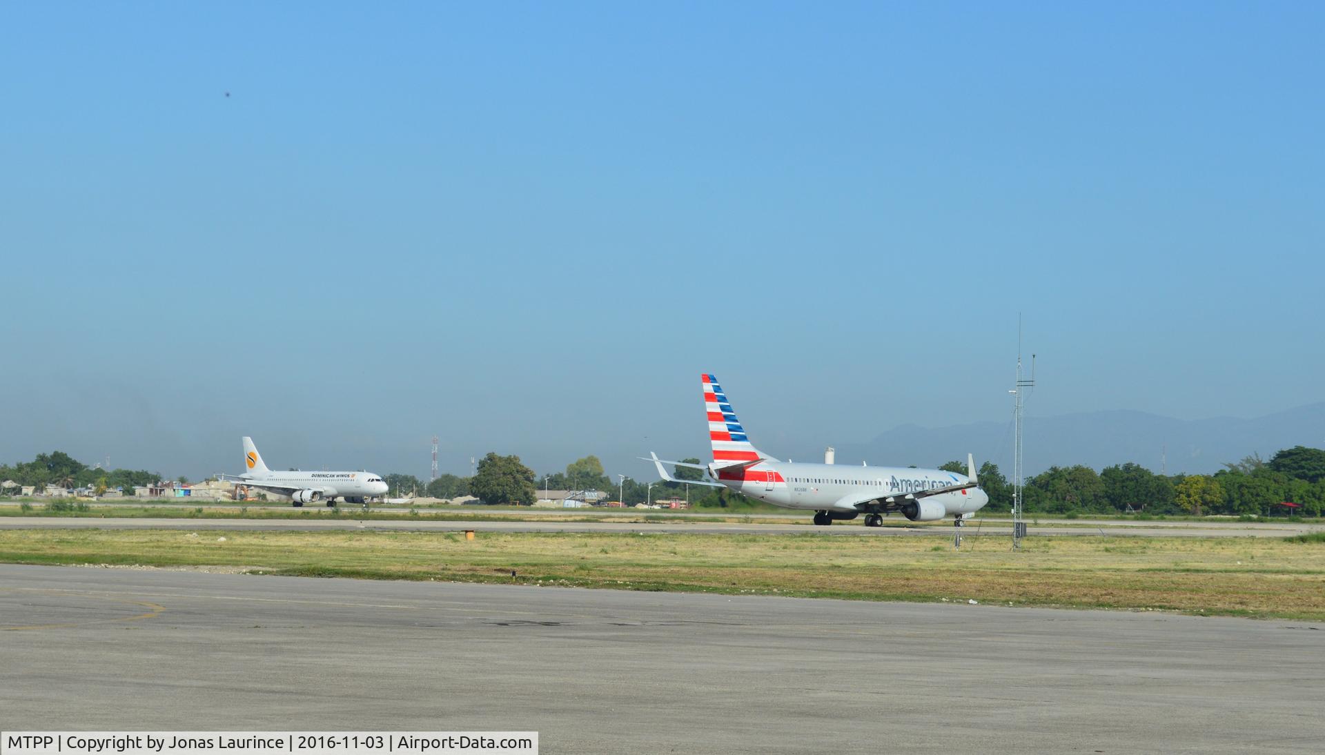 Port-au-Prince International Airport (Toussaint Louverture Int'l), Port-au-Prince Haiti (MTPP) - Aircrafts American Airlines and Dominican Wings