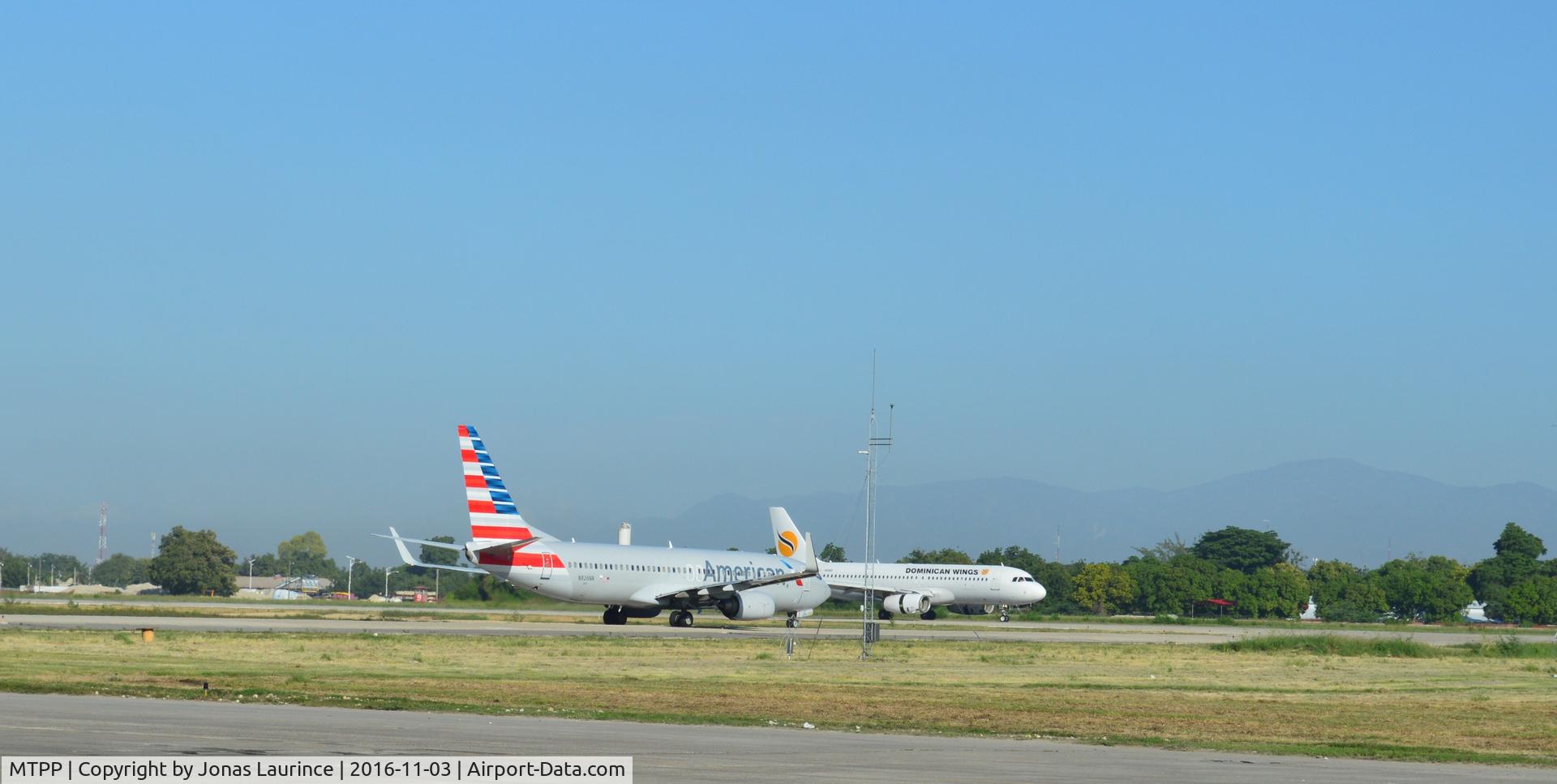 Port-au-Prince International Airport (Toussaint Louverture Int'l), Port-au-Prince Haiti (MTPP) - Aircrafts American Airlines and Dominican Wings