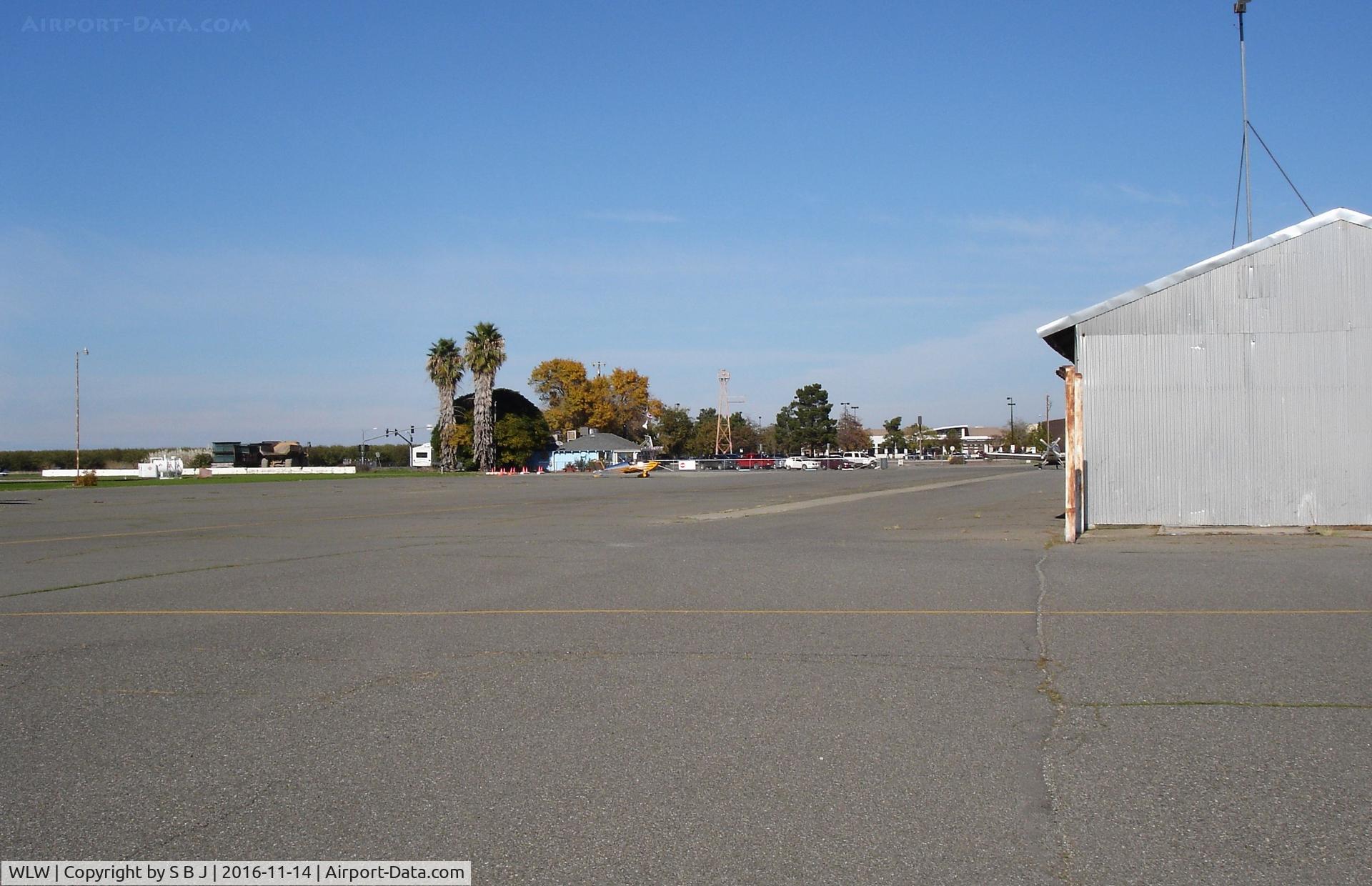 Willows-glenn County Airport (WLW) - Willows parking area with Nancys (blue building) at far end. For a pilot to have a good meal and look out and see your plane is sure nice.