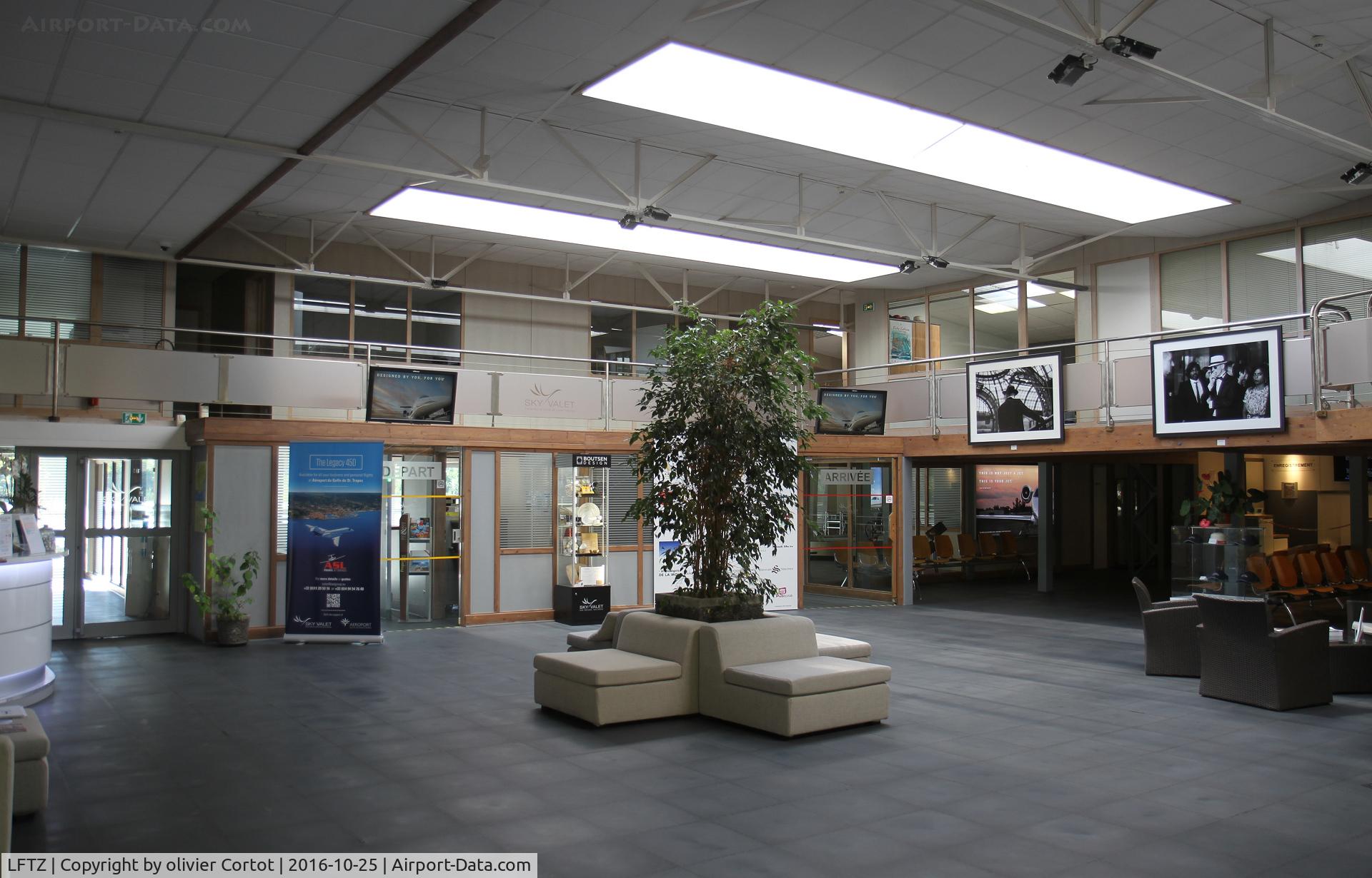 La Mole Airport, La Mole France (LFTZ) - the terminal
