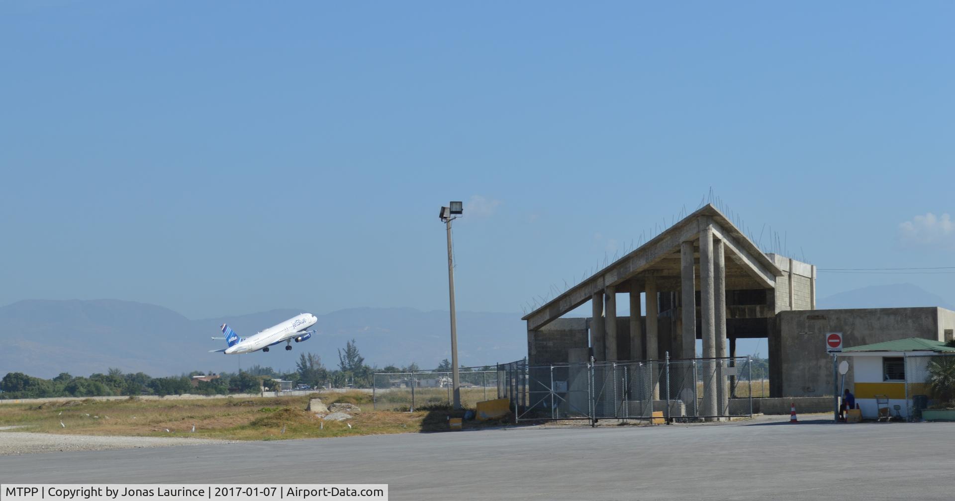 Port-au-Prince International Airport (Toussaint Louverture Int'l), Port-au-Prince Haiti (MTPP) - Aircraft JetBlue take off