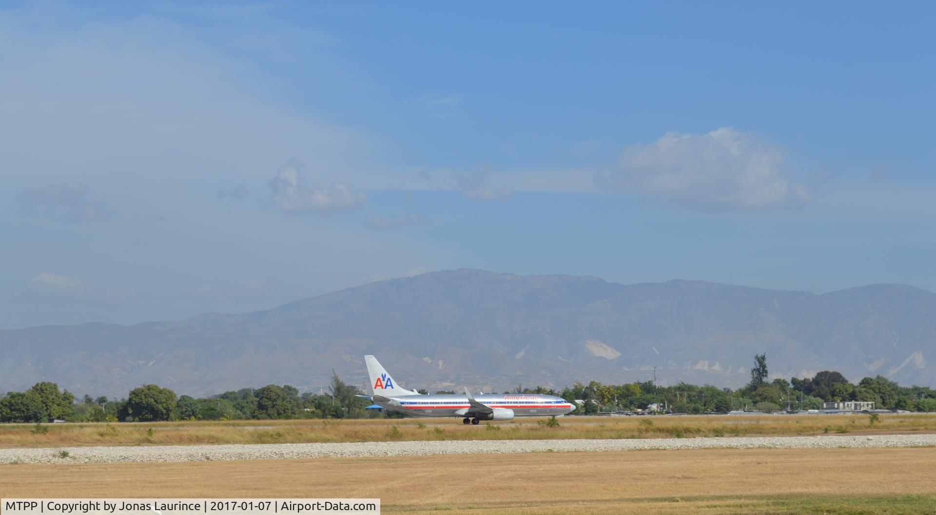 Port-au-Prince International Airport (Toussaint Louverture Int'l), Port-au-Prince Haiti (MTPP) - American Airlines Aircraft take off