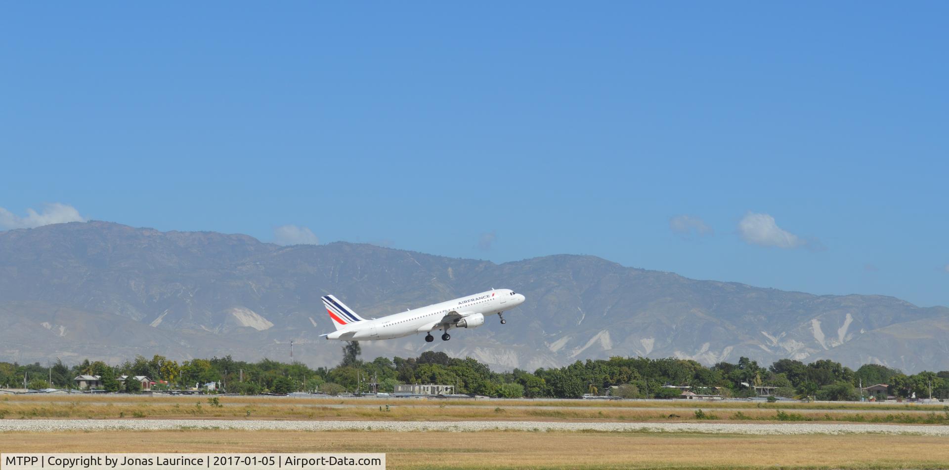 Port-au-Prince International Airport (Toussaint Louverture Int'l), Port-au-Prince Haiti (MTPP) - Décollage d'un avion de la compagnie aérienne Air France a l’Aéroport International Toussaint Louverture de Port-au-Prince. (Take-off of an aircraft of the airline company Air France from the International Airport Toussaint Louverture of Port - au Prince)