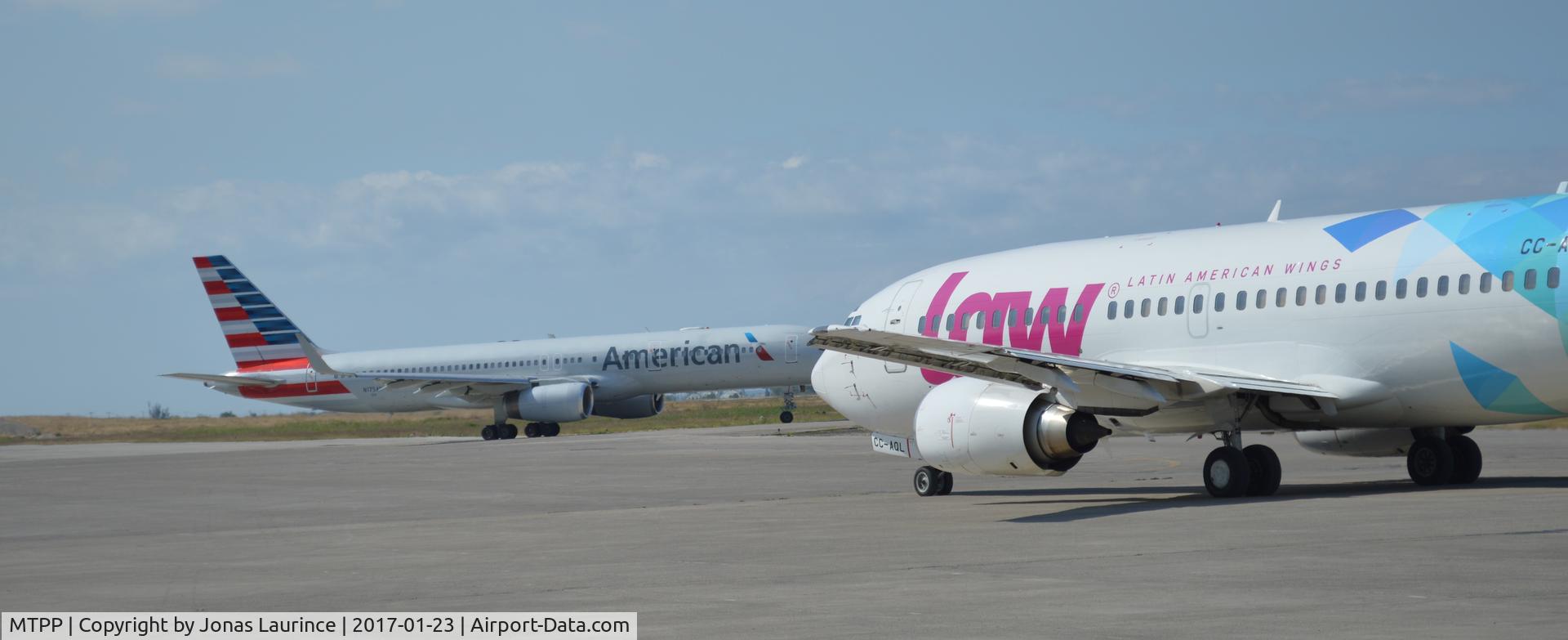 Port-au-Prince International Airport (Toussaint Louverture Int'l), Port-au-Prince Haiti (MTPP) - Aircrafts American Airlines and Latin American Wings at PAP