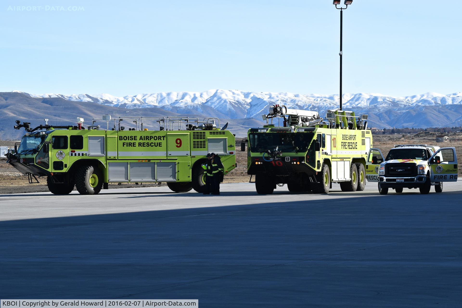 Boise Air Terminal/gowen Fld Airport (BOI) - ARFF practice at Skywest Maintenance hangar.