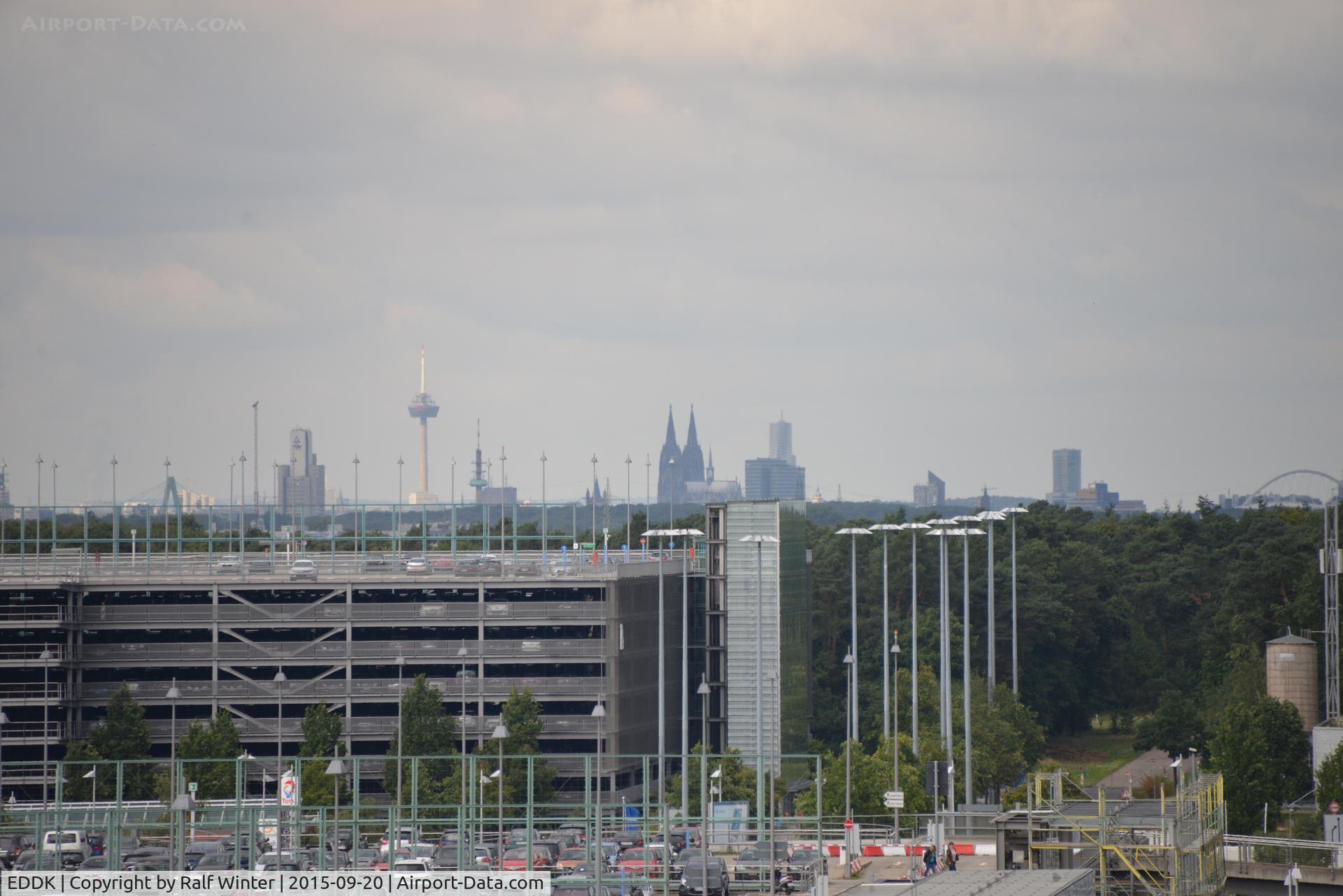 Cologne Bonn Airport, Cologne/Bonn Germany (EDDK) - Blick auf P3 und Cologne