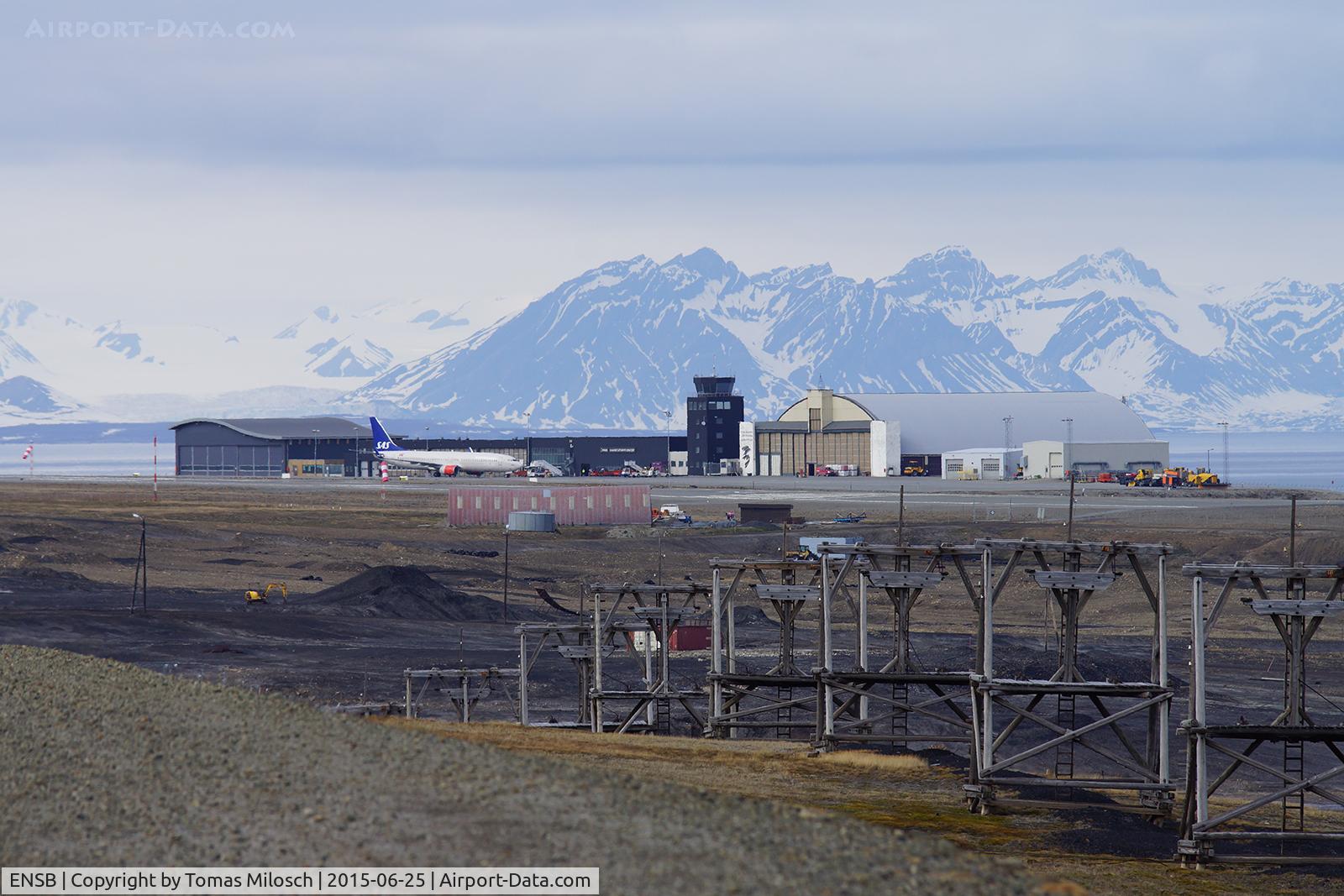 Svalbard Airport, Longyear, Longyearbyen, Svalbard Norway (ENSB) - Overview over the northernmost airport of the world with scheduled flights (to Oslo and Tromsø). LN-RPZ is preparing for its flight back to Oslo.