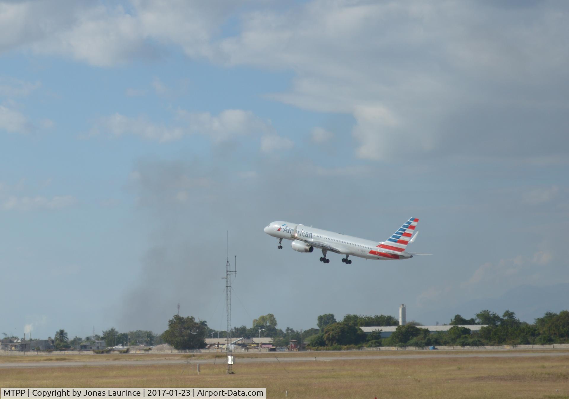 Port-au-Prince International Airport (Toussaint Louverture Int'l), Port-au-Prince Haiti (MTPP) - Aircraft American Airlines take off