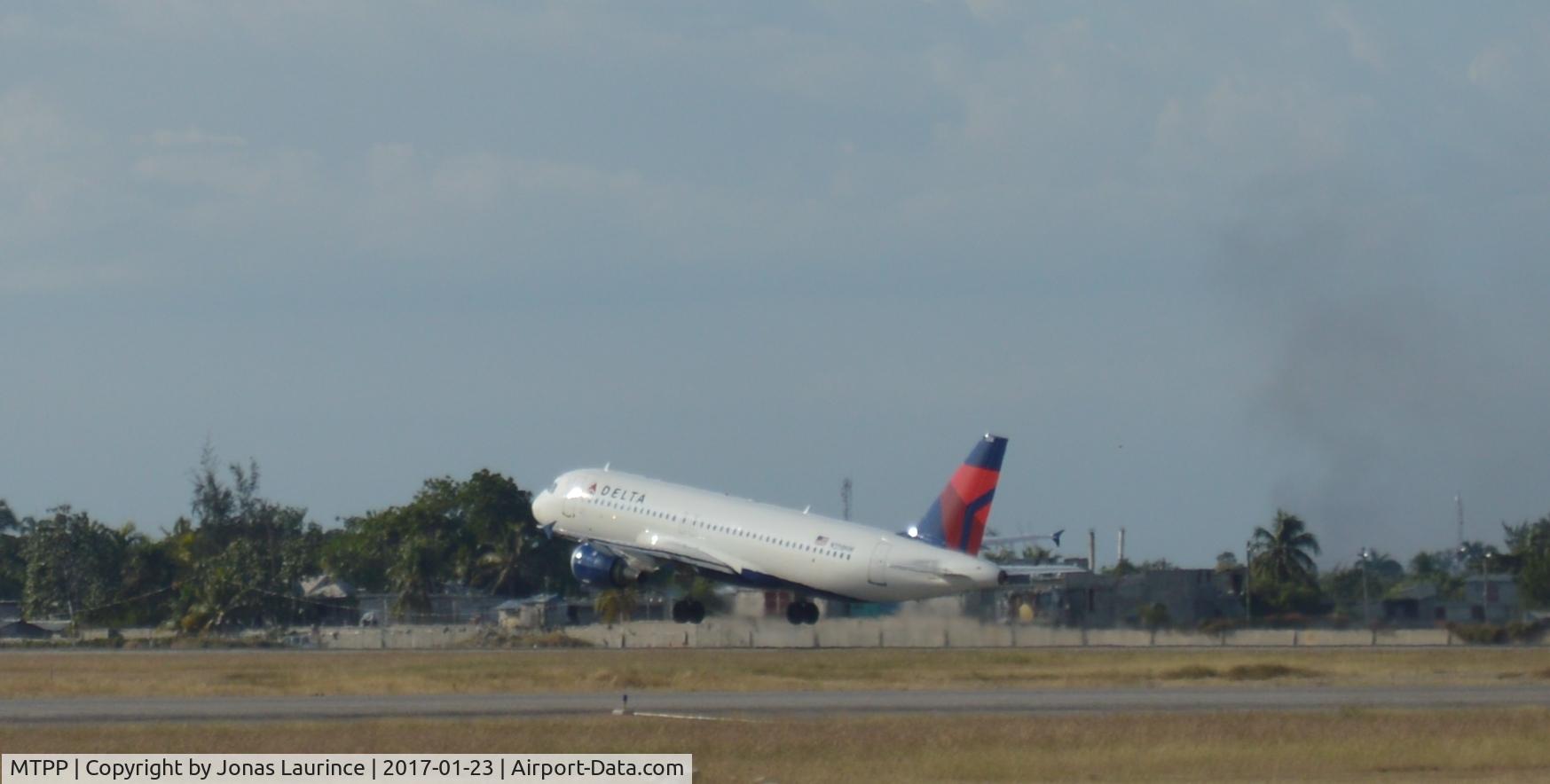 Port-au-Prince International Airport (Toussaint Louverture Int'l), Port-au-Prince Haiti (MTPP) - Aircraft Delta Airlines take off