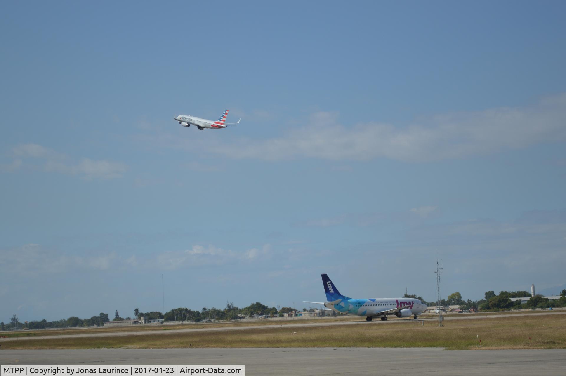 Port-au-Prince International Airport (Toussaint Louverture Int'l), Port-au-Prince Haiti (MTPP) - Aircraft American Airlines take off while Latin Wing waiting for ..