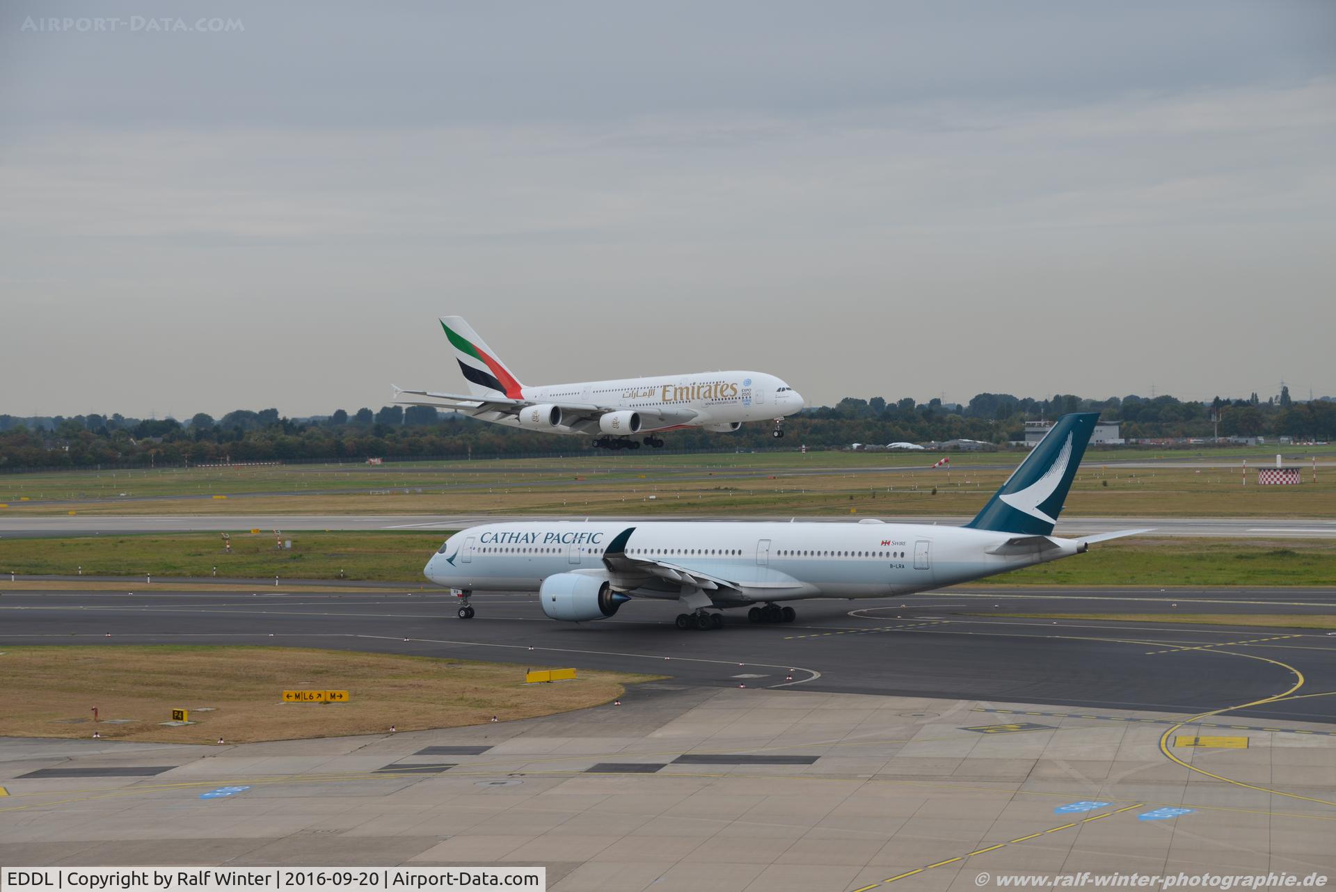 Düsseldorf International Airport, Düsseldorf Germany (EDDL) - Emirates und Cathy Pacific