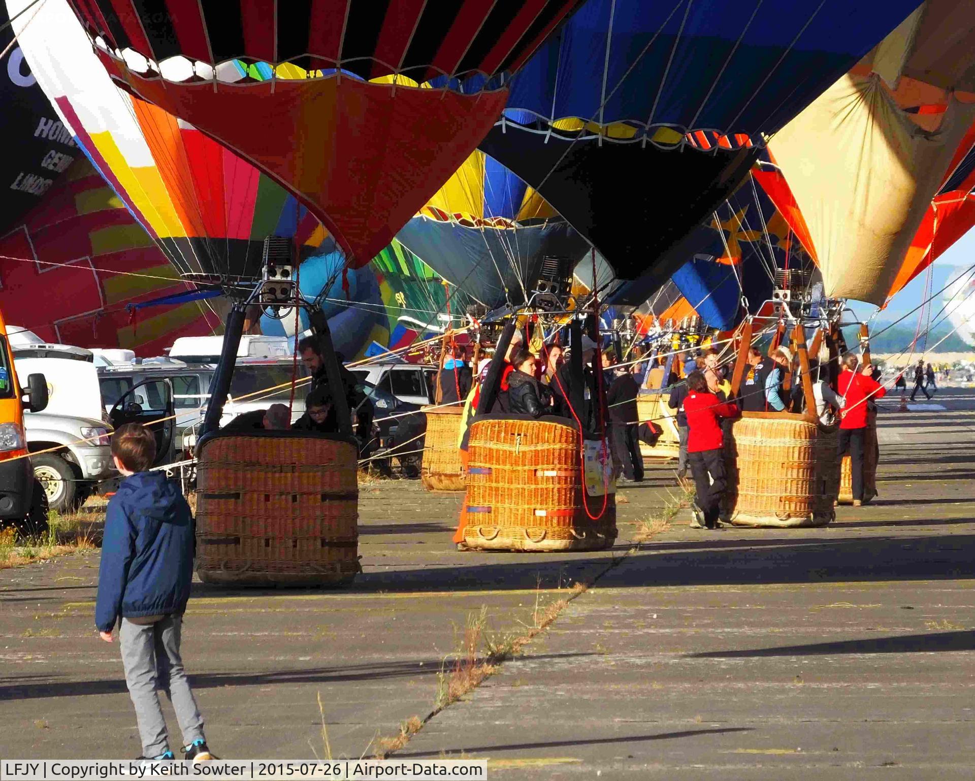 LFJY Airport - ballons in the world record launch at Chambley