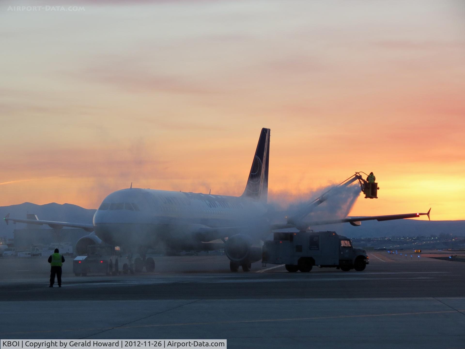 Boise Air Terminal/gowen Fld Airport (BOI) - Early morning de ice for United.