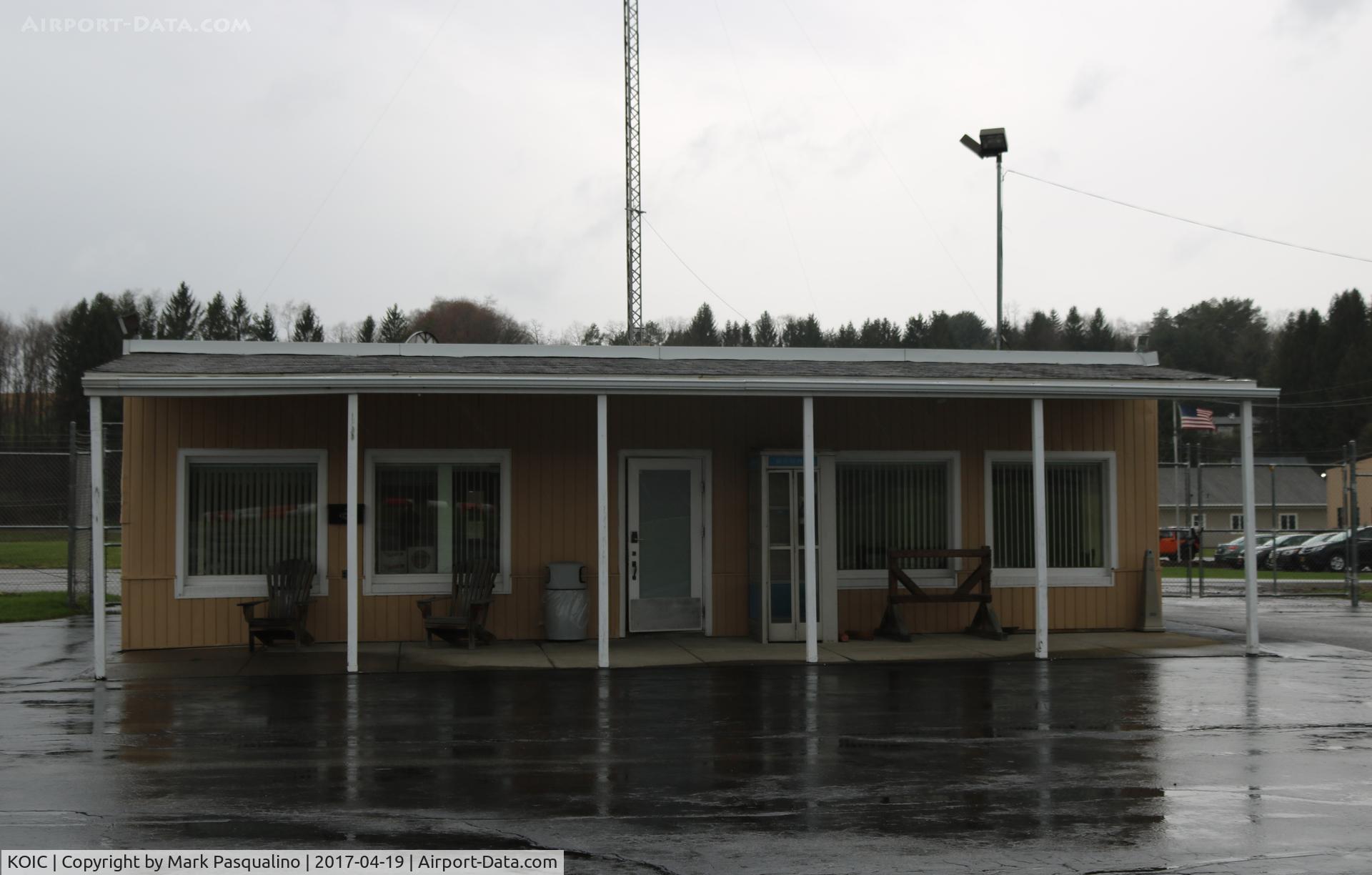 Lt Warren Eaton Airport (OIC) - Executive Terminal