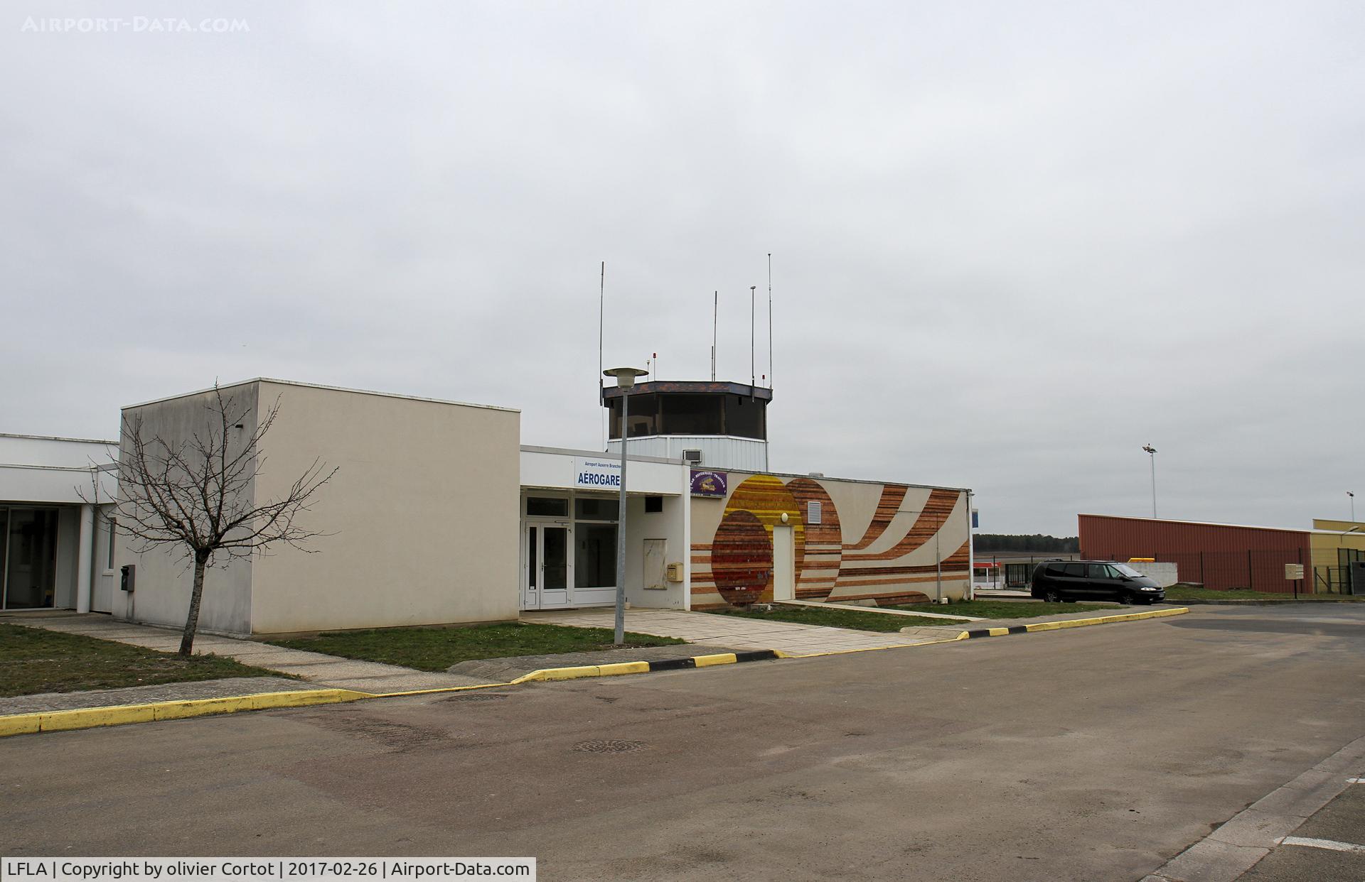 Auxerre Branches Airport, Auxerre France (LFLA) - The tower and main entrance
