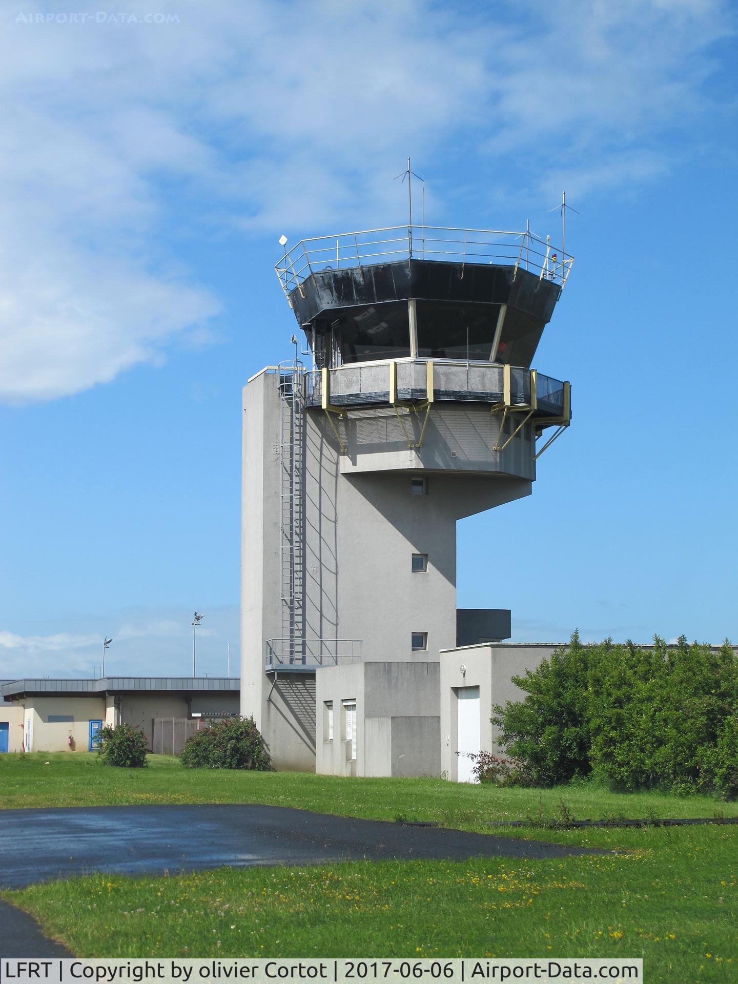 Saint-Brieuc Armor Airport, Saint-Brieuc France (LFRT) - the control tower