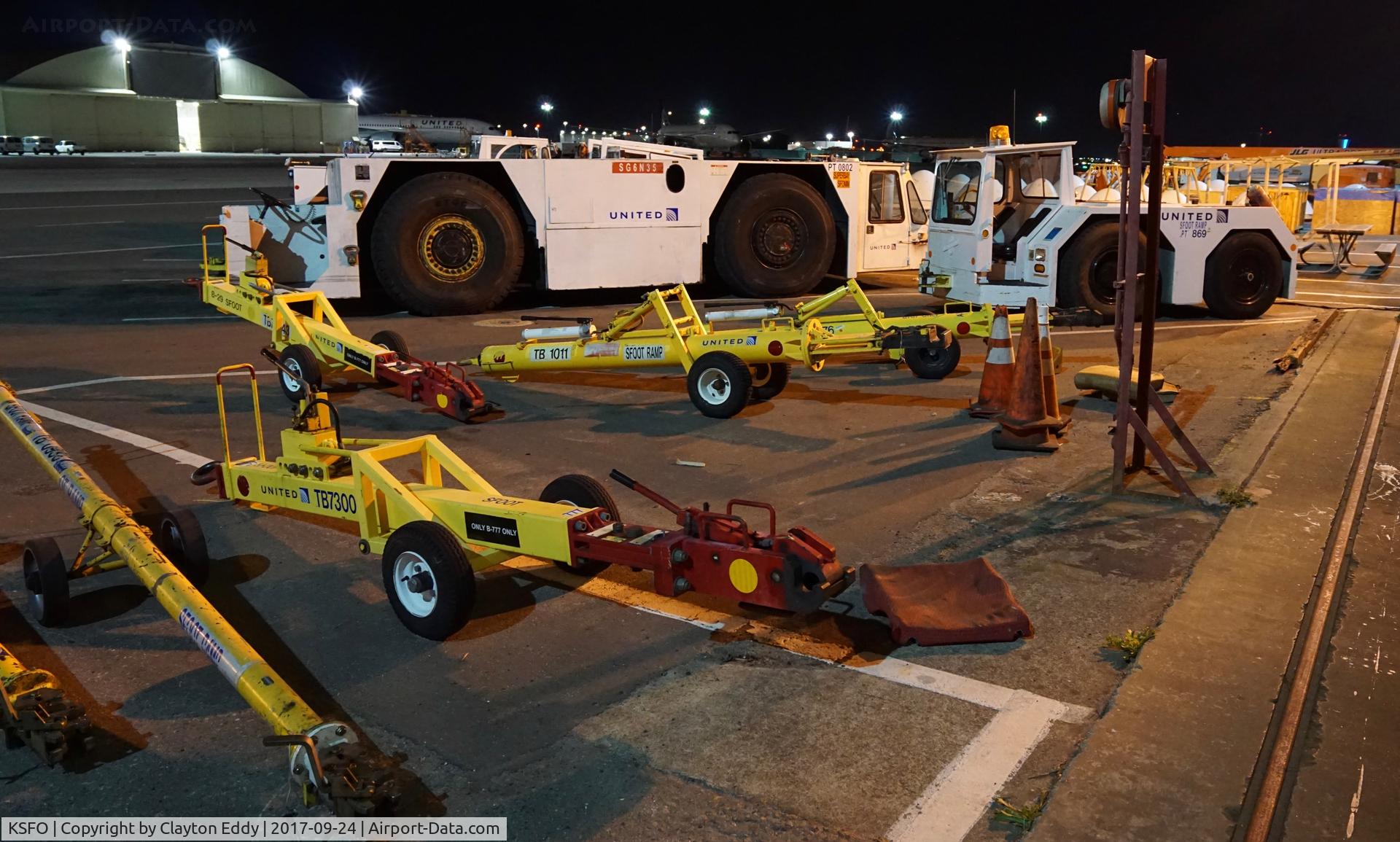 San Francisco International Airport (SFO) - Tugs and tow baars. SFO 2017