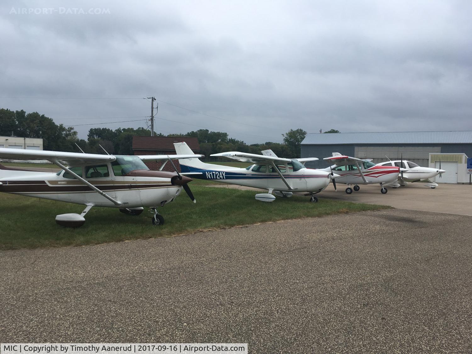 Crystal Airport (MIC) - Yankee Flying Club fleet, 2017