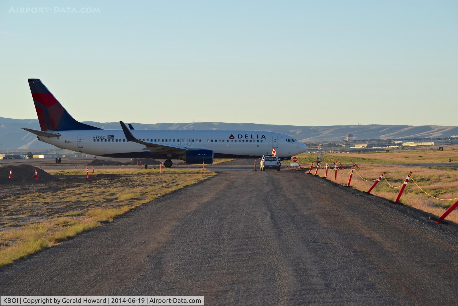 Boise Air Terminal/gowen Fld Airport (BOI) - Construction on RWY 10L/28R during the summer of 2014 had a lot of interaction between aircraft & vehicles. BOI made it through without an incident.