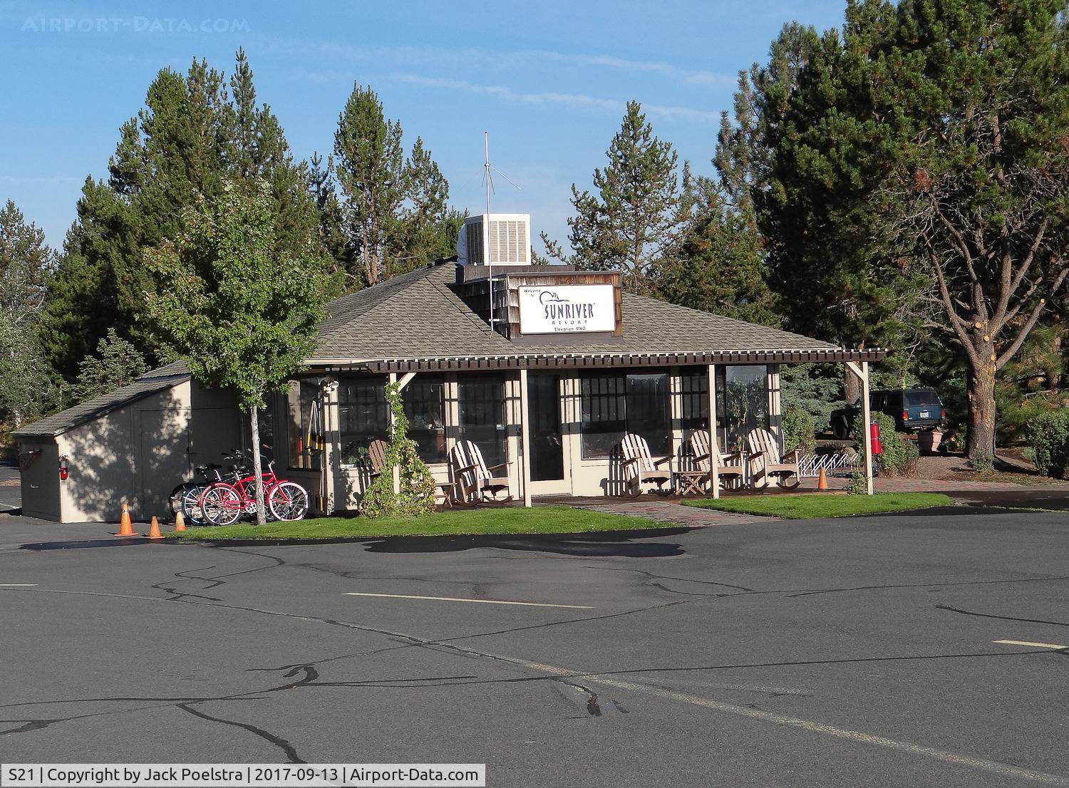 Sunriver Airport (S21) - Airport office of Sunriver airport OR