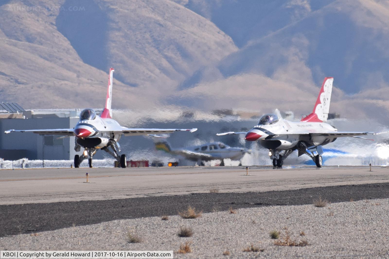 Boise Air Terminal/gowen Fld Airport (BOI) - Thunderbirds #1 & #2 turning onto Foxtrot. Leaving BOI after performing in the Gowen Field airshow during the weekend.