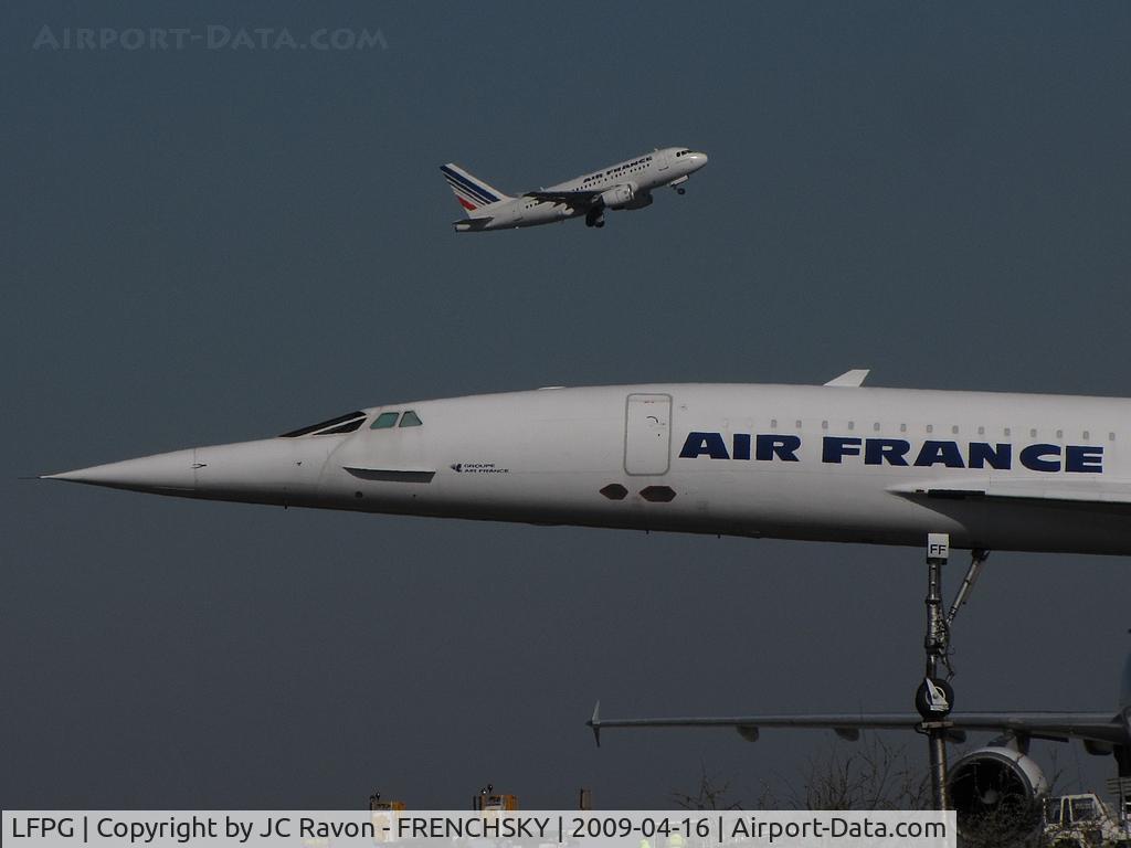 Paris Charles de Gaulle Airport (Roissy Airport), Paris France (LFPG) - take off a Paris CDG