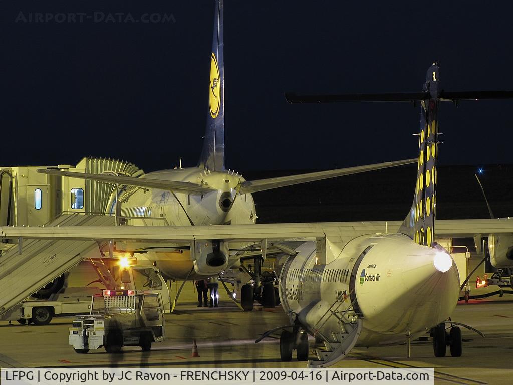 Paris Charles de Gaulle Airport (Roissy Airport), Paris France (LFPG) - boarding Hub Lufthansa parking X1