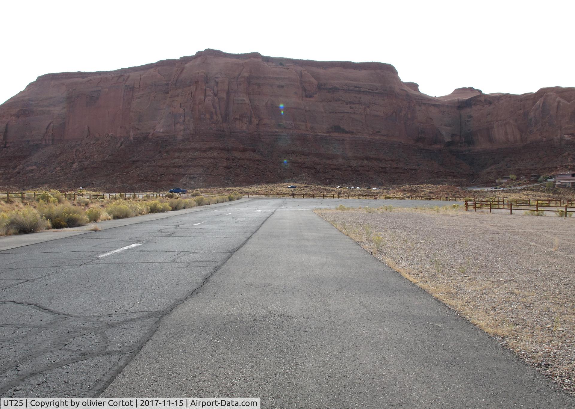 Monument Valley Airport (UT25) - Wrong way to take off !