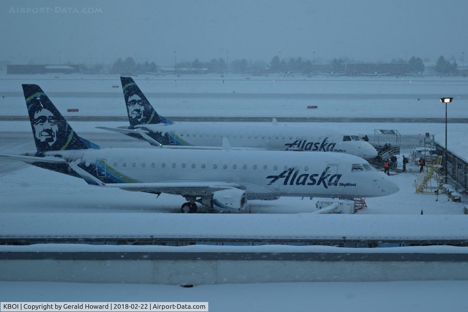 Boise Air Terminal/gowen Fld Airport (BOI) - Early morning loading in the snow.