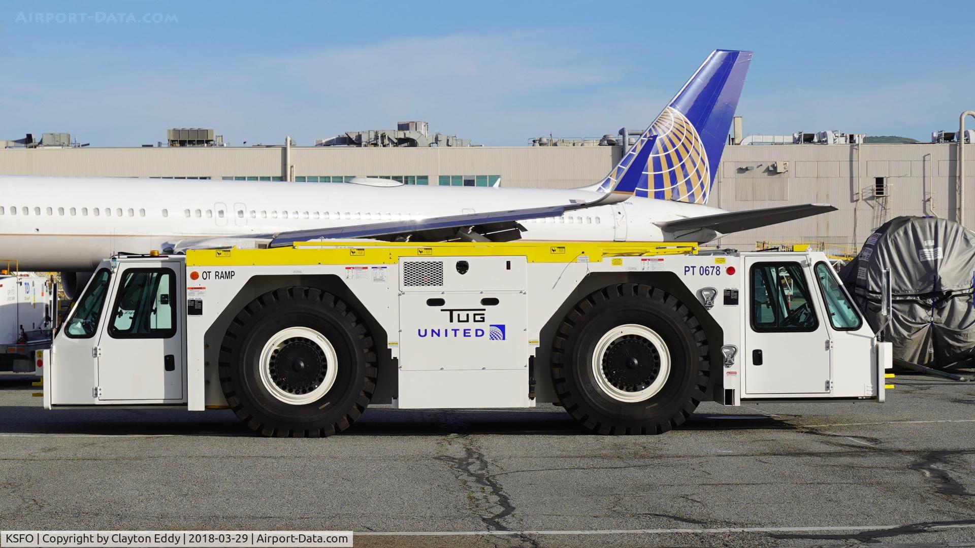 San Francisco International Airport (SFO) - United Airlines tug. 2018.