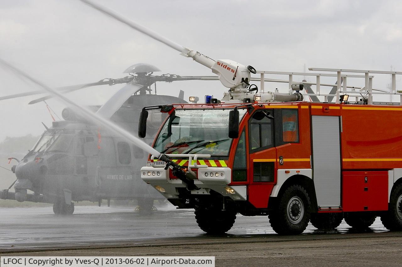 Châteaudun Airport, Châteaudun France (LFOC) - Fire truck displayed, Châteaudun Air Base 279 (LFOC)